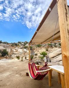 Eine Hängematte, die an einem Picknicktisch in der Wüste hängt in der Unterkunft Solara Glamping in Tecate