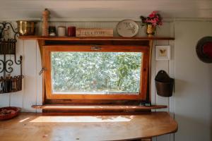 a window in a room with a wooden table at Bauwagen Fridolin in Restorf