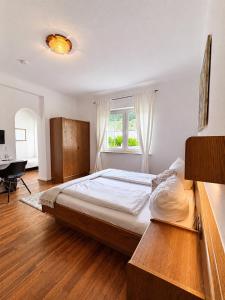a bedroom with a large bed and a window at Galerie Riesling in Trittenheim