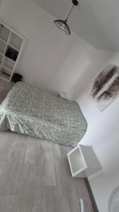 a white bedroom with a bed and a table at ALBI Logement spacieux in Albi