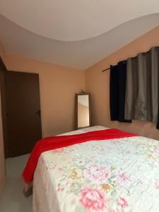 a bedroom with a bed with a red blanket at Apartamento centro de Paulista-Pe in Paulista