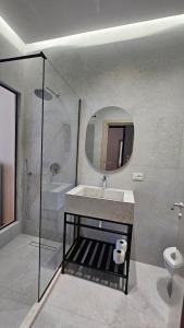 a bathroom with a sink and a mirror at The Center 104 in Polisi i Vogël