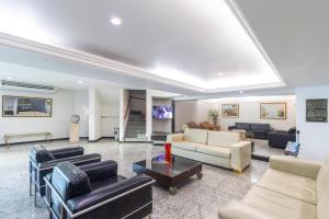 a large living room with couches and chairs at Hotel Nacional Inn Recife Aeroporto in Recife