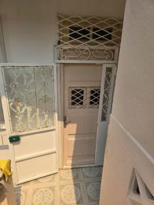ein Zimmer mit einer weißen Tür und ein Zimmer mit einem Boden in der Unterkunft Ariam in Annaba + 28 Fotos