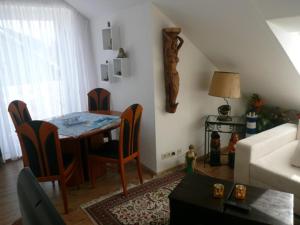 uma sala de estar com uma mesa e cadeiras e um sofá em "Haus am Deich" em Cuxhaven