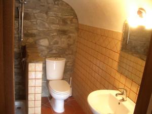 A bathroom at Magic Mill Castagnetoli Még 25 kép