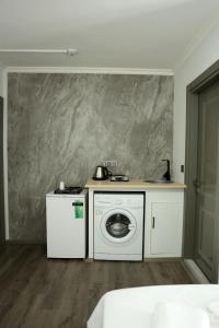 a kitchen with a washing machine and a washer at Ceylan Apart Otel in Tekirdağ