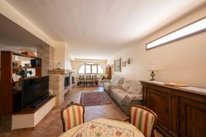 a living room with a couch and a tv at Linda's Retreat B&B in Fiano Romano