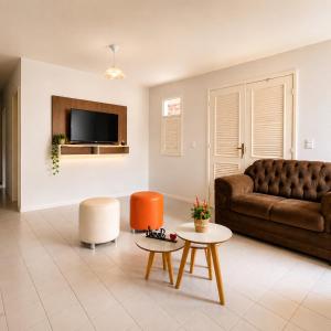 a living room with a couch and a table at Recanto da Caatinga in Piranhas