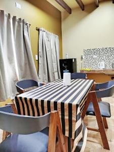 a dining room with a table and chairs at Alojamiento Las Termas in Fiambalá