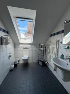 a bathroom with a window and a toilet and a sink at WOHNEN AM SCHLOSSPARK - Bad Salzuflen - nahe Messe, schnelles WLAN, freie Parkplätze, Frühstück verfügbar in Bad Salzuflen +105 photos