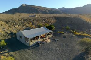 an overhead view of a building in the desert at Skoorsteenberg Farm Camping & Accommodation in Tankwa Karoo