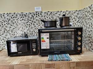 a microwave and a toaster oven in a kitchen at Alojamiento Las Termas in Fiambalá +10 photos