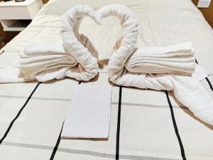 a bed with two towels and a heart on it at Alojamiento Las Termas in Fiambalá
