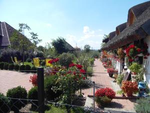 een rij huizen met bloemen en planten bij Nádasház in Gyenesdiás