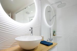 a bathroom with a white bowl sink and a shower at Villa Trafal - Proche plage in Saint-Michel-en-lʼHerm +16 photos