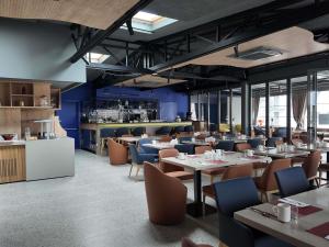 a restaurant with tables and chairs and a bar at ibis Styles Ankara in Ankara