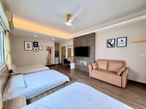 a living room with two beds and a couch at I WoW in Xiaoliuqiu
