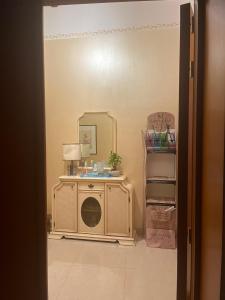 a room with a mirror and a washing machine at B&B Rosy in Corato
