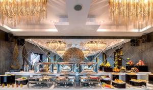 Un restaurant sau alt loc unde se poate mânca la The Raintree Dhaka - A Luxury collection Hotel