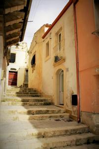 un callejón con escaleras en un edificio antiguo en Casa vacanze Fuori Tema, en Ragusa