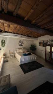a bedroom with a white bed in a room at DeMaJia. Casa entera: en Castillejo de Robledo in Castillejo de Robledo