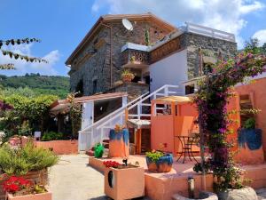 a house with flowers in front of it at Lavillafortuna in Casa Pantano