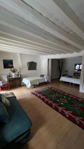 a living room with a couch and a rug at DeMaJia. Casa entera: en Castillejo de Robledo in Castillejo de Robledo