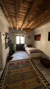 a bedroom with a bed and a rug on the floor at DeMaJia. Casa entera: en Castillejo de Robledo in Castillejo de Robledo