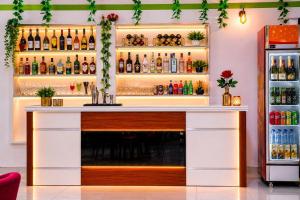 eine Bar mit vielen Flaschen Alkohol in der Unterkunft Breath Hôtel in Île Vitré