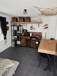 a room with a desk and a table in it at Glamping Cesty bez kompasu in Horní Jiřetín