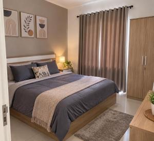 a bedroom with a large bed in a room at Darson Bahau Villa 3 in Kuala Pilah
