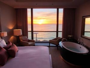 a hotel room with a bed and a bath tub at Hotel Sedrim in Imperatriz