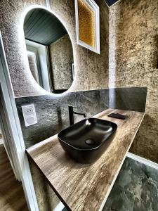 a bathroom with a black sink and a mirror at vaste appartement rénové avec terrasse in Morteau +6 photos