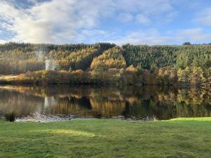 a body of water with trees in the background at Chalet Invergarry Combi by Interhome in Spean Bridge