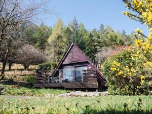 a small house in the middle of a field at Chalet Glengarry Combi by Interhome in Spean Bridge