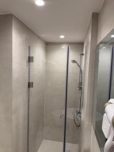 eine Dusche mit Glastür im Badezimmer in der Unterkunft Arab Tower Hotel in Amman + 31 Fotos