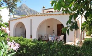 サン・ヴィート・ロ・カーポにあるVilla Hibiscoの庭園内の家