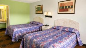 a hotel room with two beds in a room at Seminole Inn in Donalsonville