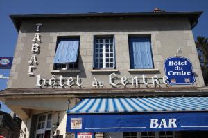 a building with a sign that reads a hotel dip center at hôtel du centre in Saint-Benoît-du-Sault