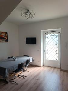 a room with a table and chairs and a window at B&B Residenza Gigina in Sezze