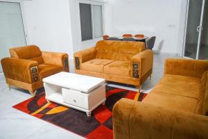 a living room with couches and a coffee table at residence madame sow in Dakar