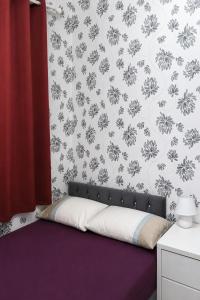 a bedroom with a bed with a flowery wallpaper at Dublin Cosy Home in Dublin