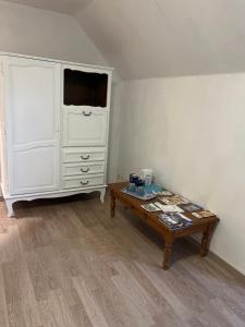 a room with a white dresser and a coffee table at Les Prunus Clermont -Créans 2 personnes in Clermont-Créans