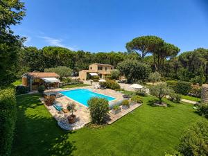 an aerial view of a yard with a swimming pool at La maison de la Cigale in Forcalqueiret