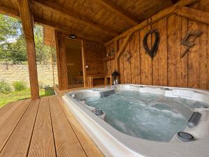 a large jacuzzi tub in a cabin at Wellness & Golf Chaloupka Ovčárna in Nová Bystřice