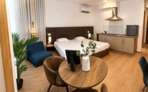a hotel room with a bed and a table and chairs at Residencial Dom Manuel in Fafe