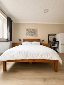 a bedroom with a large bed with white sheets at The Bay Horse Accommodation Contractor Rooms in Carlton
