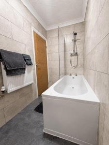 a bathroom with a white tub and a sink at The Bay Horse Accommodation Contractor Rooms in Carlton +31 photos