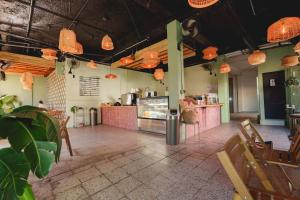 a large room with a restaurant with a counter and chairs at Elokut in San Juan